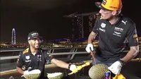 Aksi kocak Daniel Ricciardo dan Max Verstappen membelah durian.(Red Bull Racing)