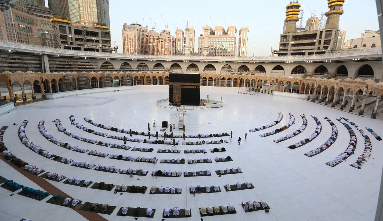 Jemaah melaksanakan salat Idul Fitri di Masjidil Haram, Mekah, Arab Saudi, Minggu (24/5/2020). Salat Idul Fitri tetap digelar di Masjidil Haram dan Masjid Nabawi namun dengan jemaah terbatas. (AFP)