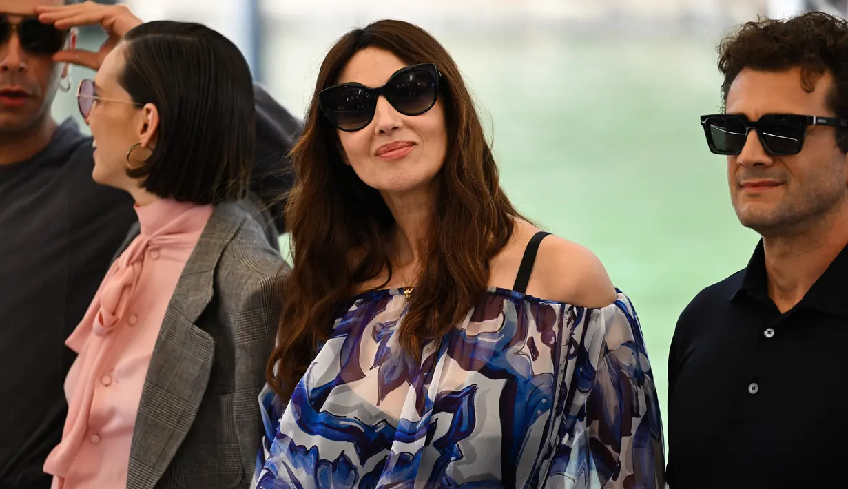 <p>onica Bellucci saat tiba di dermaga Palazzo del Cinema selama Venice Film Festival 2022 ke-79 di Lido di Venesia, Italia (8/9/2022). Dia meningkatkan tinggi badannya dengan stiletto hitam besar. (AFP/Andreas Solaro)</p>