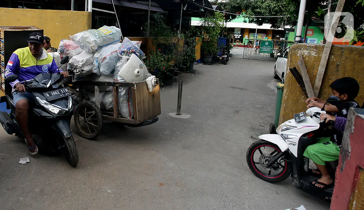 Kondisi lalu lintas jalur alternatif di belakang Kompleks Patra Jasa, Jakarta Selatan, Rabu (1/3/2023). Jalur alternatif seperti gang, jalan kecil, maupun jalan tembusan menjadi pilihan bagi pengendara sepeda motor untuk menghindari kemacetan di jalan-jalan protokol Ibu Kota. (Liputan6.com/Johan Tallo)