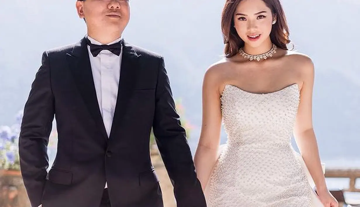 Gwen juga tampil dengan gaun putih tube ditaburi beads, kalungnya melengkapi penampilan. Sedangkan Ryan, yang merupakan anak tunggal dari bos Air Asia tampil dengan setelan jasnya.  [@nancywarrencouture]