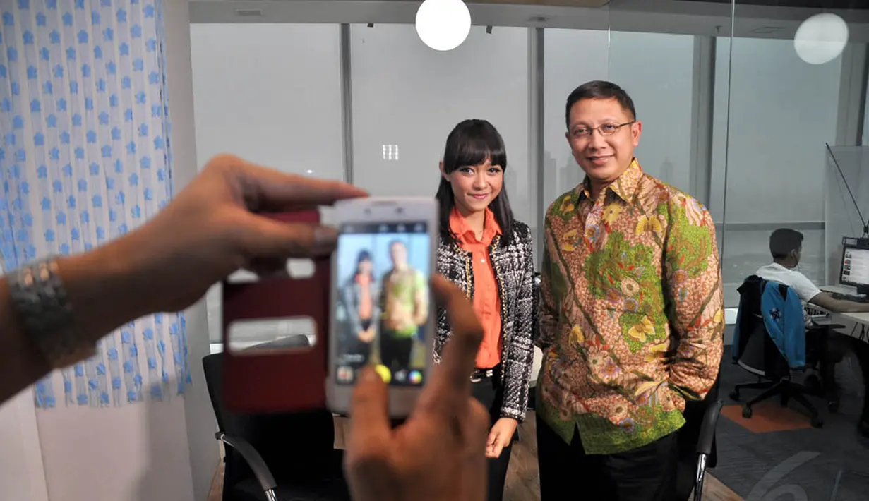 Usai wawancara, presenter Liputan6.com sempat meminta foto bersama sang Menteri Agama Lukman Hakim Saifuddin, Jakarta, (8/9/14). (Liputan6.com/Miftahul Hayat)
