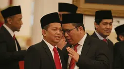 Ketua Komite Ekonomi dan Industri Nasional (KEIN) Soetrisno Bachir (kiri) berbincang dengan Wakil KEIN, Arif Budimanta sebelum pelantikan yang dipimpin oleh Presiden Jokowi di Istana Negara, Jakarta, Rabu (20/1). (Liputan6.com/Faizal Fanani)