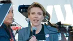 Scarlett Johansson nampak mengenakan kaos hitam bertuliskan "Time's Up" yang dipadukan dengan blazer abu-abu. Scarlett bergaya cukup santai dengan jeans dan potongan rambutnya yang kini pendek (instagram/justjared)