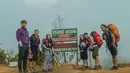 Baru-baru ini Dinda Kirana pun mendaki Gunung Prau yang ada di Wonosobo, Jawa Tengah. Ia pun naik gunung tersebut bersama dengan kelima temannya. Semuanya pun bisa mencapai puncak Gunung Prau setinggi 2.590 MDPL. (Liputan6.com/IG/@dindakirana.s)