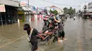 Hingga Selasa (8/7/2025), banjir masih menggenangi kawasan Jalan Raya Cipondoh, Kota Tangerang, Banten dengan ketinggian bervariasi. (Liputan6.com/Angga Yuniar)