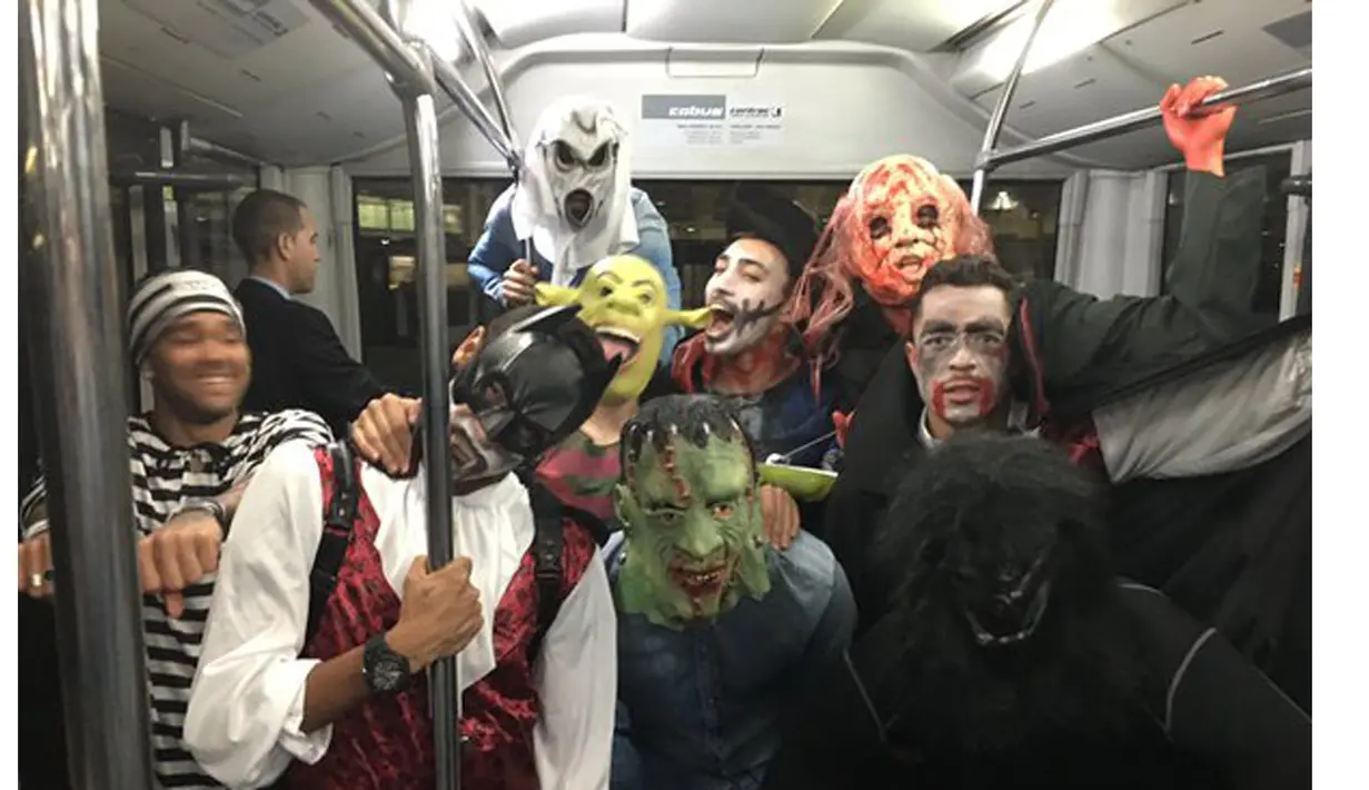 Siapa sangka kalau sosok superhero Batman yang berdiri dengan gerombolan bertopeng seram ternyata adalah striker Luis Suarez. Para pemain Barcelona merayakan pesta kostum Halloween dengan tema "Barcaween" pada Sabtu (31/10/2015).  (FCBARCELONA.COM)