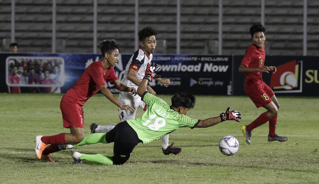 Gelandang Timnas Indonesia U-16, Mochamad Faizal, berusaha mencetak gol ke gawang Brunei Darussalam pada laga babak Kualifikasi Piala AFC U-16 2020 di Stadion Madya, Jakarta, Jumat (20/9). Indonesia menang 8-0 atas Brunei. (Bola.com/Yoppy Renato)