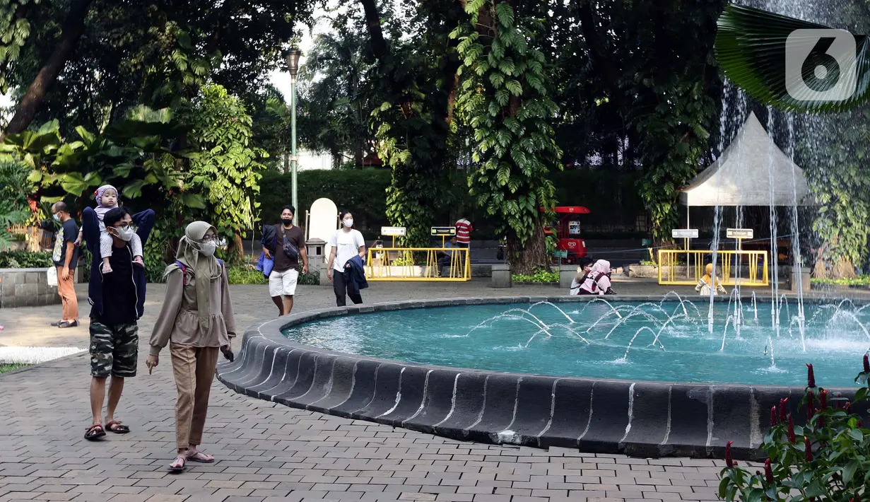 Warga menikmati kembali suasana ruang terbuka hijau Taman Suropati, Jakarta, Sabtu (23/10/2021). Pemerintah Provinsi DKI Jakarta kembali membuka 59 Ruang Terbuka Hijau (RTH) yang ditutup karena pandemi Covid-19. (Liputan6.com/Helmi Fithriansyah)