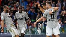 Penyerang Juventus, Cristiano Ronaldo merayakan golnya bersama rekan-rekannya saat bertanding melawan Udinese pada lanjutan Liga Serie A Italia di Stadion Dacia Arena (6/10). Juventus menang 2-0 atas Udinese. (AP Photo/Antonio Calanni)