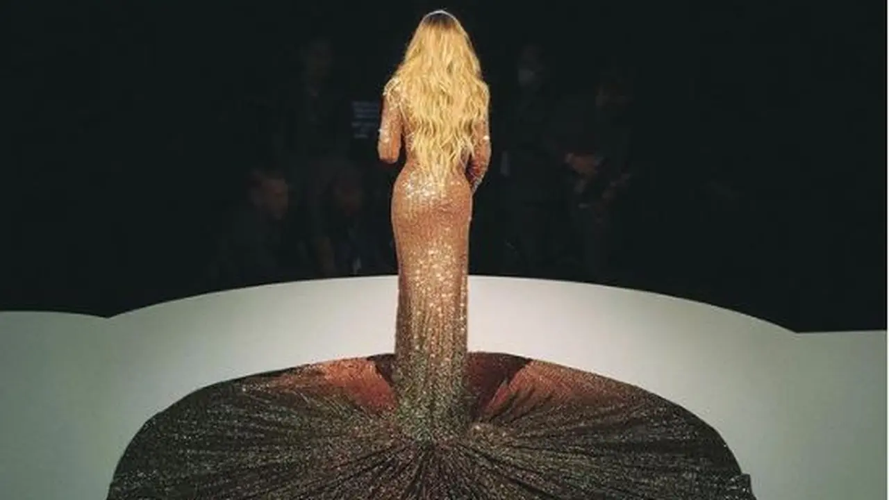 Mariah Carey Pakai Gaun Seberat 27 Kg Saat Tampil di Edisi Khusus Natal