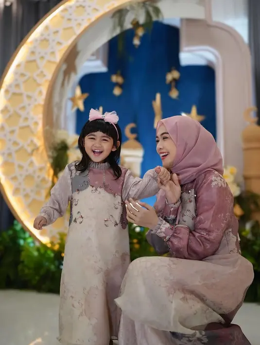 Ria Ricis dan Moana tampil kembar dengan dress panjang dengan detail beads di bagian atas [@riaricis1795]