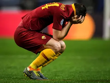 Ekspresi kekecewan pemain AS Roma, Alessandro Florenzi pada leg kedua, babak 16 Liga Champions yang berlangsung di Stadion Do Dragao, Porto, Kamis (7/3). AS Roma kalah 1-3 kontra Porto (AFP/Patricia de Melo)