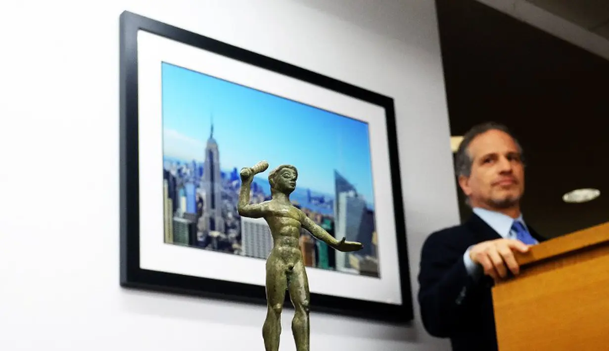 Kejaksaan Amerika bagian New York memamerkan patung perunggu yang menggambarkan Herakles, Selasa (24/2/2015). Patung Herakles yang sempat dicuri ini, rencananya akan dikembalikan kepada pemerintah Italia (AFP Photo/Jewel Samad)