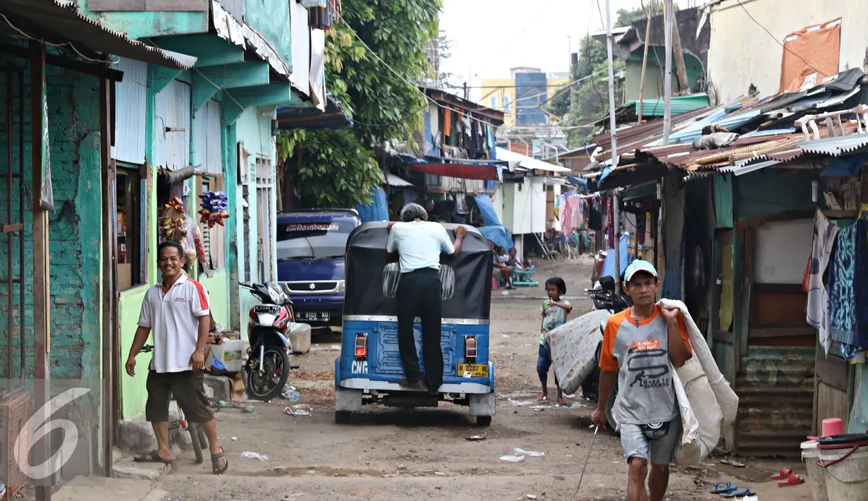 Suasana pemukiman warga di kawasan Bukit Duri, Jakarta, Kamis (12/5). Akhir Mei 2016, Pemerintah Provinsi DKI Jakarta memastikan akan kembali menggusur pemukiman liar di pinggiran Sungai Ciliwung tersebut. (Liputan6.com/Immanuel Antonius)