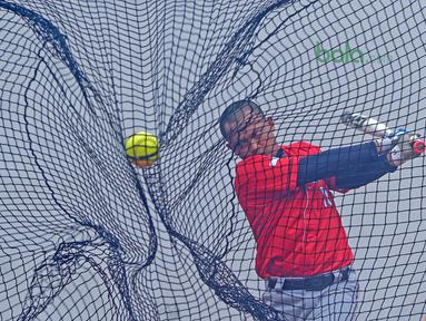 Pemain Indonesia, Alfin Sanjaya berlatih memukul saat melawan Singapura pada laga Asian Softball Championship di Senayan, Jakarta,Selasa (25/4/2018). Indonesia menang atas Singapura 8-2. (Bola.com/Nick Hanoatubun)