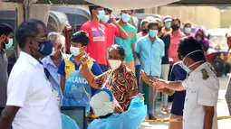 Penduduk setempat menunggu untuk menjalani Tes Cepat Antigen COVID-19 di Wellawatta, Kolombo, Sri Lanka, pada 8 Desember 2020. Jumlah pasien positif COVID-19 di Sri Lanka telah melampaui angka 28.000 pada Selasa (8/12) usai lebih dari 600 pasien terdeteksi pada hari sebelumnya. (Xinhua/Ajith Perera)