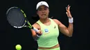 Namun, pada akhirnya, Karolina Pliskova memenangi set pertama dengan skor 6-4. Tampak dalam foto, petenis Indonesia, Janice Tjen memukul bola saat melawan Karolina Pliskova dari Republik Ceko selama pertandingan babak kedua tunggal putri turnamen tenis Australian Open 2026, di Melbourne, Kamis (22/1/2026). (Paul Crock/AFP)