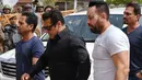 Seperti yang dikabarkan Times of India, Salman Khan sendiri berencana untuk mengajukan banding. Tim pengacaranya akan membela sang aktor untuk mendapatkan penangguhan penahanan. (AP/Sunil Verma)
