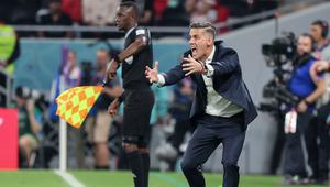 Herdman nantinya akan bersaing dengan asisten pelatih Liverpool, Giovanni van Bronckhorst, yang juga disebut Sky Sports tengah dipertimbangkan oleh PSSI. (AFP/Jack Guez)