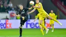 Duel udara antara Andreas Christensen dan Mijat Gacinovic pada leg 1, semifinal Liga Europa yang berlangsung di Stadion Commerzbank Arena, Frankfurt, Jumat (3/5). Chelsea imbang 1-1 kontra Eintracht Frankfurt. (AFP/Uwe Anspach)