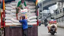 Perbandingan peningkatan produksi beras dengan konsumsi menjadi salah satu faktor penyebab makanan pokok tersebut masih menyumbang inflasi Indonesia. (Liputan6.com/Angga Yuniar)