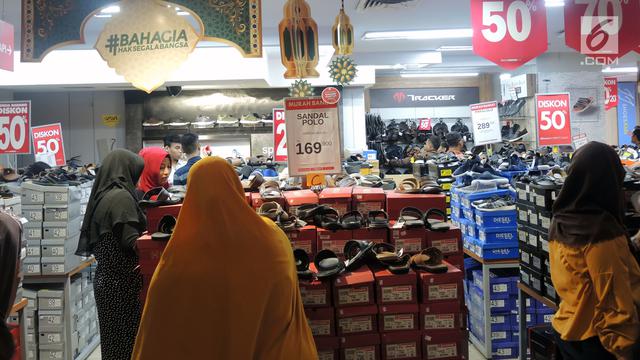 Pusat Perbelanjaan Diserbu Pengunjung