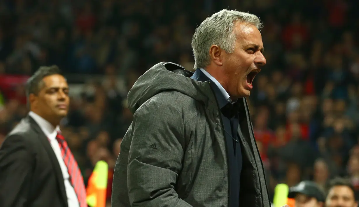 Ekspresi Mourinho usai MU memastikan diri ke Final Liga Europa, Inggris, Jumat (12/5). Lolos ke Liga Champions lewat jalur juara Liga Europa lebih menguntungkan MU daripada lewat jalur peringkat akhir liga. (AP/ Dave Thompson)