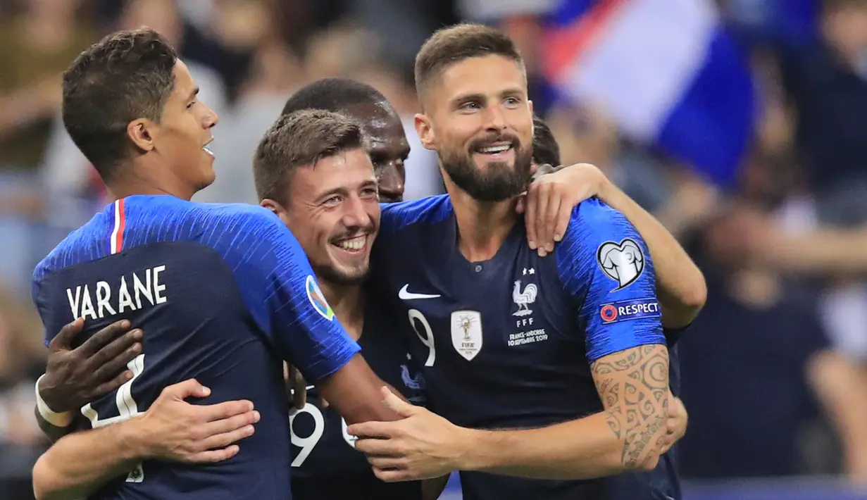 Pemain Prancis, Clement Lenglet (tengah)berselebrasi dengan rekannya usai mencetak gol ke gawang Andorra pada pertandingan grup H Kualifikasi Euro 2020 di Stade de France di Saint Denis, Paris (10/9/2019). Prancis menang telak 3-0 atas Andorra. (AP Photo/Michel Euler)