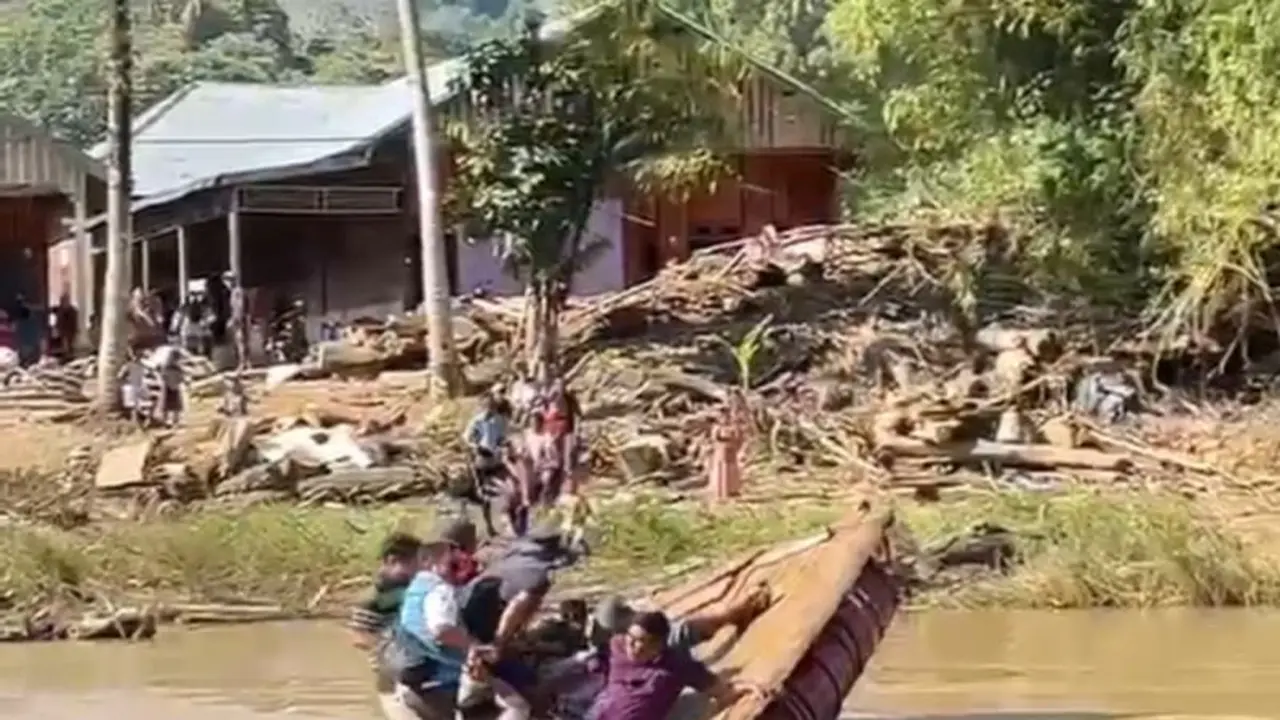Rakit Wagub Aceh terbalik. (Antara)