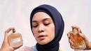 <p>Salah satu trik untuk membuat kulit kuning langsatmu bersinar, bisa pilih hijab warna navy seperti Tantri Namirah ini. (Instagram/tantrinamirah).</p>