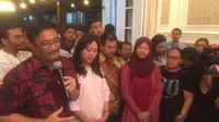 Acara malam perpisahan yang digelar di Rumah Dinas Gubernur Kamis (12/10/2017), Djarot menyanyikan lagu Ello Pergi untuk Kembali (Liputan6.com/Delvira)