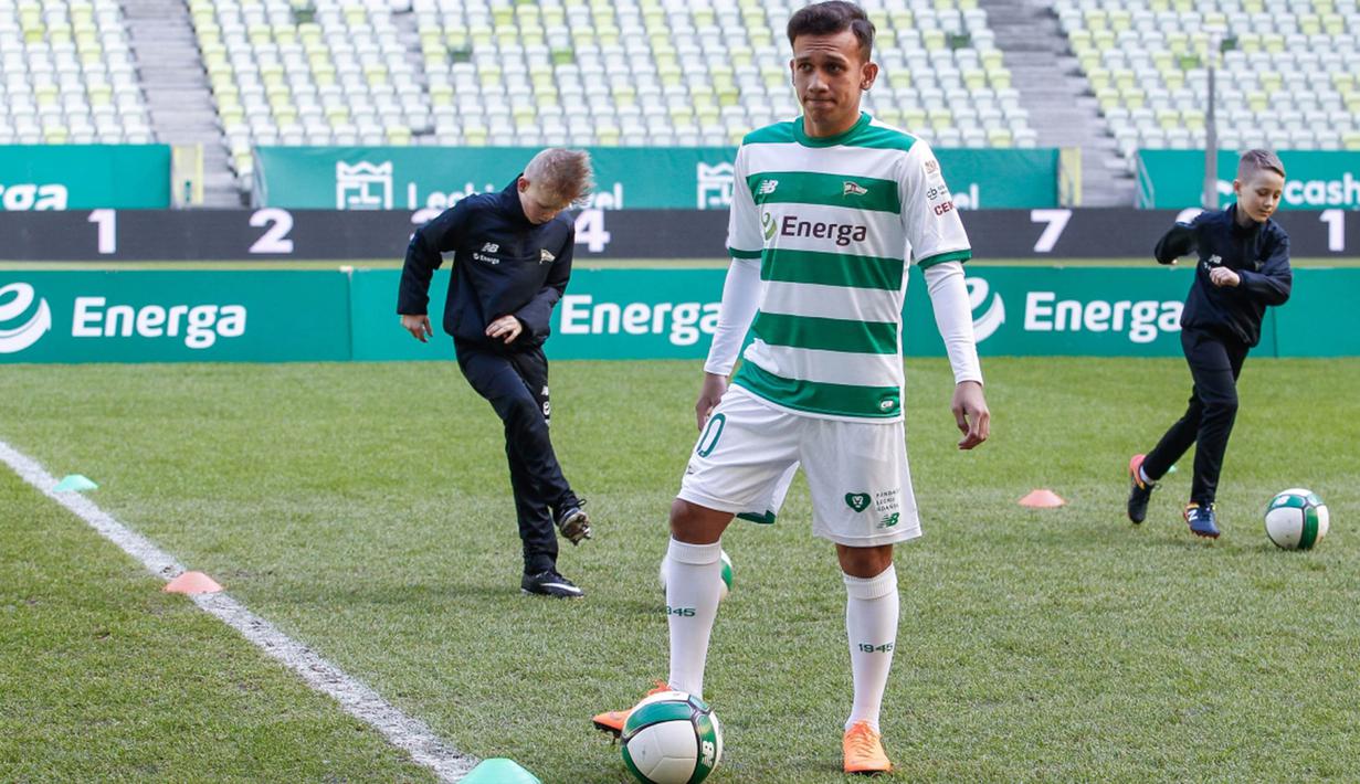Pesepak bola Indonesia, Egy Maulana mengontrol bola saat diperkenalkan sebagai pemain baru Lechia Gdansk di Stadion Energa Gdańsk, Polandia, Minggu (11/3/2018). Dirinya dikontrak Lechia Gdansk selama tiga musim. (Lechia Gdansk)
