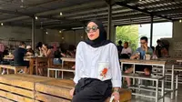 Pesona Melly Goeslaw di Usia 51 Tahun, Makin Modis dengan OOTD Kekinian