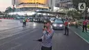 Buka tutup arus lalu lintas di jalan protokol merupakan bagian pengamanan jalur selama pelaksanaan Konferensi Tingkat Tinggi (KTT) ASEAN ke-43 di Jakarta pada 5-7 September 2023. (Liputan6.com/Angga Yuniar)
