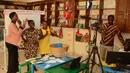Para guru taman kanak-kanak tampil selama kelas daring di Kampala, ibu kota Uganda, pada 22 Agustus 2020. Sebagai langkah untuk membatasi penyebaran COVID-19, sekolah-sekolah di negara Afrika timur itu mulai menawarkan kelas daring. (Xinhua/Nicholas Kajoba)