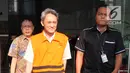 Mantan Presiden Komisaris Lippo Group, Eddy Sindoro usai menjalani pemeriksaan di Gedung KPK, Jakarta, Senin (22/10). Eddy diperiksa KPK sebagai tersangka kasus dugaan pemberian suap kepada Panitera PN Jakarta Pusat. (Liputan6.com/Herman Zakharia)