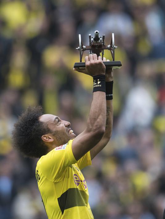 Penyerang Borussia Dortmund, Pierre-Emerick Aubameyang memegang trofi top scorer Bundesliga usai timnya melawan Werder Bremen di  Dortmund, (20/5/2017). Aubameyang mencetak 31 gol - 62 poin (Bernd Thissen/dpa via AP)