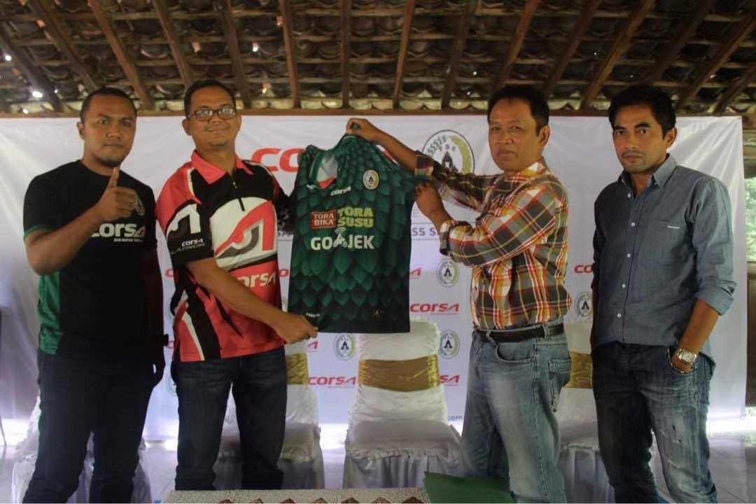 Perusahaan ban Corsa kepincut fanatisme suporter PSS Sleman. (Bola.com/Dok. Corsa)