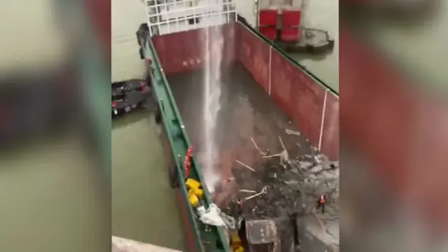 Kapal kargo dalam perjalanan dari Distrik Nanhai di Foshan menuju Nansha di Guangzhou, China selatan menabrak jembatan Sungai Pearl. (Foto: X/@whyyoutouzhele)