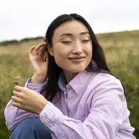 ilustrasi perempuan bahagia/Image by pikisuperstar on Freepik