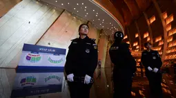 Petugas berdiri di pintu masuk Qingdao Movie Metropolis di Qingdao, Provinsi Shandong, Sabtu (28/4). Perusahaan China Dalian Wanda menginvestasikan USD 7,9 miliar ke proyek tersebut yang diharapkan menarik produsen asing ke negara itu. (AFP/WANG ZHAO)