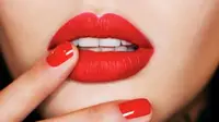Membersihkan lipstik di bibir masih saja terasa sulit? Simak tipsnya di sini.