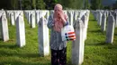 Mantan kepala militer Serbia Bosnia, Ratko Mladic, saat ini mengajukan banding terhadap vonis hukuman seumur hidupnya terkait genosida Srebrenica dan kejahatan lainnya. Permohonan bandingnya sampai saat ini masih ditunda. (AP Photo/Armin Durgut)