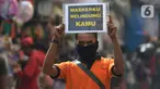 Petugas pengelola pasar melakukan kampanye dengan membawa poster kepada pedagang di Pasar Jatinegara, Jakarta, Kamis (11/6/2020). Kampanye ini sebagai bentuk kepedulian terhadap pedagang dan pembeli pasar untuk saling mengingatkan guna menekan penyebaran Corona COVID-19. (merdeka.com/Imam Buhori)