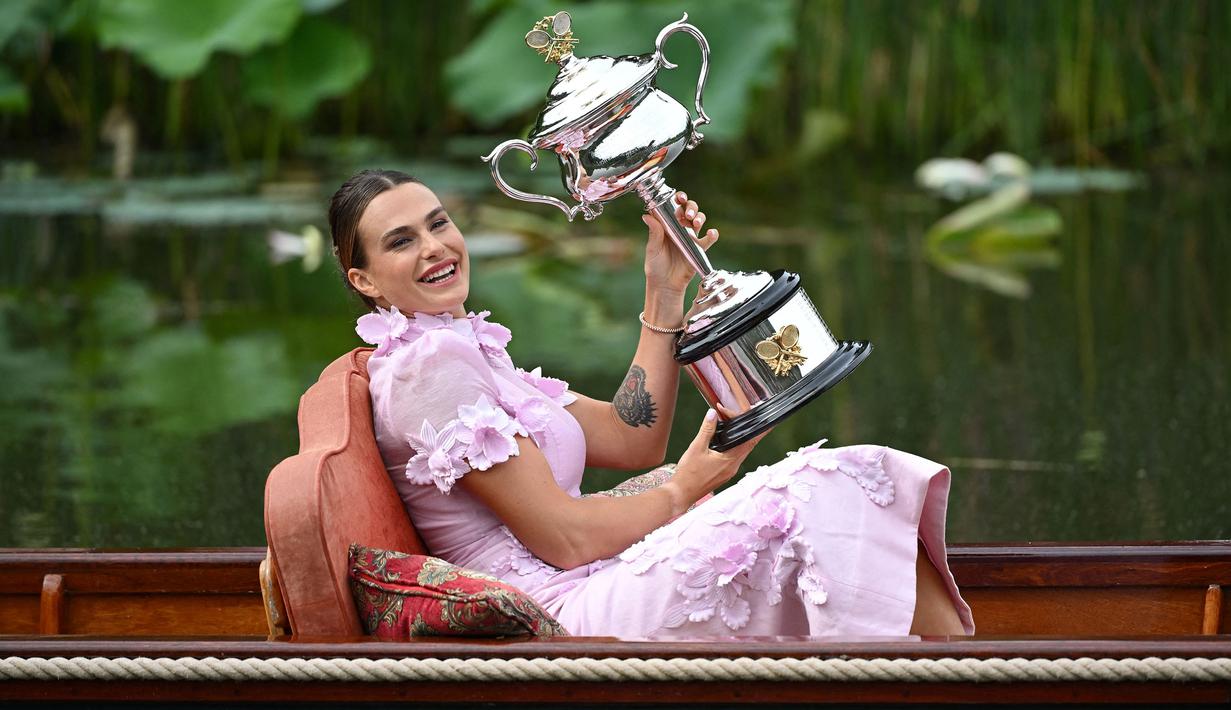 Petenis tunggal putri Belarusia, Aryna Sabalenka menaiki perahu di Royal Botanical Gardens dengan trofi Daphne Akhurst Memorial Trophy setelah menjadi juara pada Australia Open 2023 di Melbourne, Australia, Senin (30/01/2023). Sabalenka berhasil mengalahkan petenis Khazakstan, Elena Rybakina di babak final dengan skor 4-6, 6-3, 6-4. (AFP/William West)