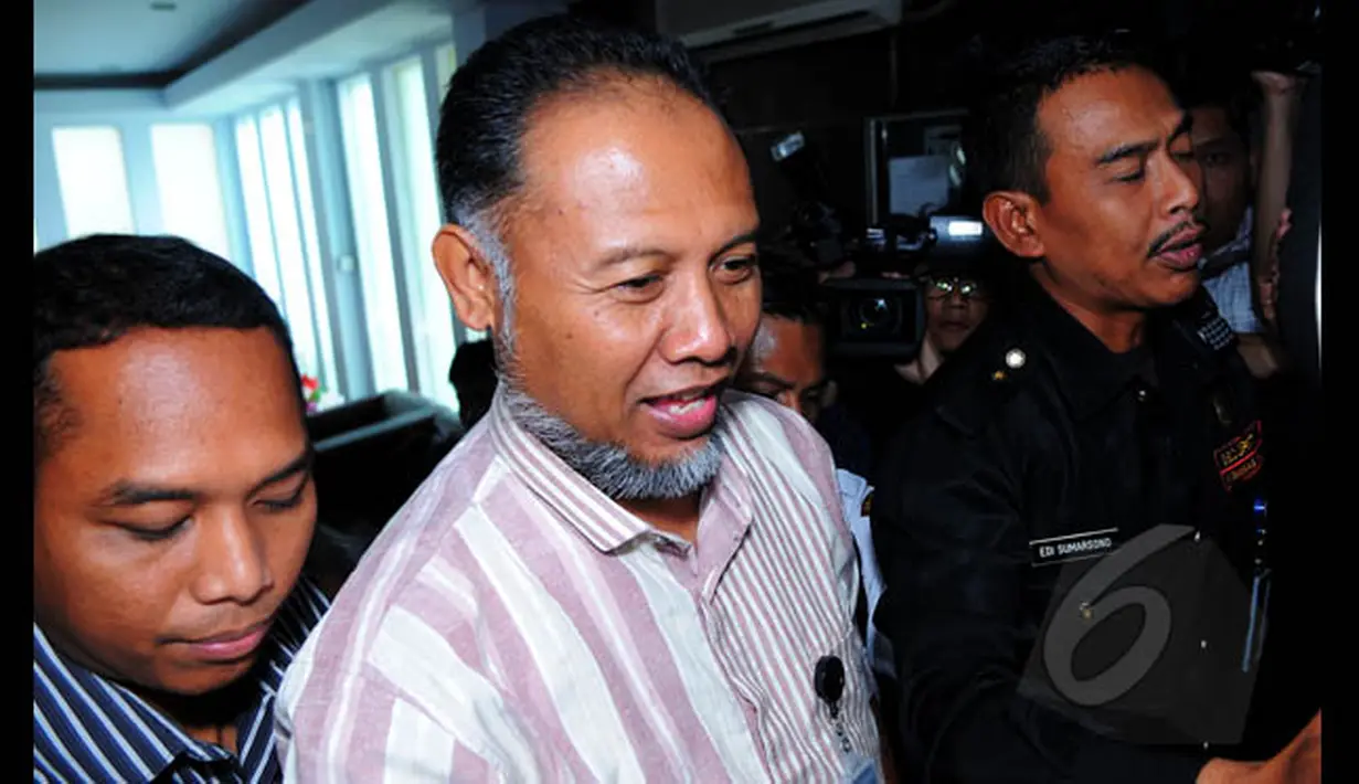 Wakil Ketua KPK, Bambang Widjojanto langsung menuju ruang pertemuan begitu tiba di Gedung Komnas HAM, Jakarta, Selasa (27/1/2015). (Liputan6.com/Faisal R Syam)