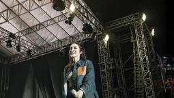 Aksi panggung Momo Geisha di Bandung ini pun mencuri perhatian banyak netizen. Bahkan, tak sedikit pula netizen yang berharap jika dirinya bisa kembali ke dunia musik seperti sedia kala. (Liputan6.com/IG/@therealmomogeisha)