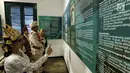 Pengunjung mengenakan kostum adat dan pejuang memerhatikan kutipan pesan kebangsaan di Museum Sumpah Pemuda, Jakarta, Jumat (27/10). Jelang peringatan 89 tahun Sumpah Pemuda, museum ini ramai dikunjungi masyarakat. (Liputan6.com/Faizal Fanani)