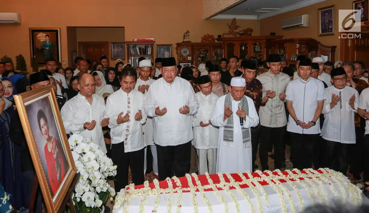 Presiden ke-6 RI Soesilo Bambang Yudhoyono dan para pelayat berdoa di depan jenazah istri Ani Yudhoyono di Puri Cikeas, Bogor, Sabtu (1/6/2019). Almarhumah Ani Yudhoyono meninggal dunia di National University Hospital (NUH) Singapura karena kanker darah. (Kapanlagi.com/Budi Santoso)